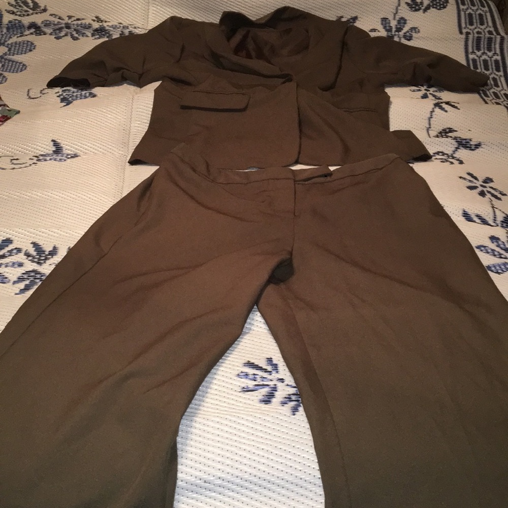 Women’s pants suit